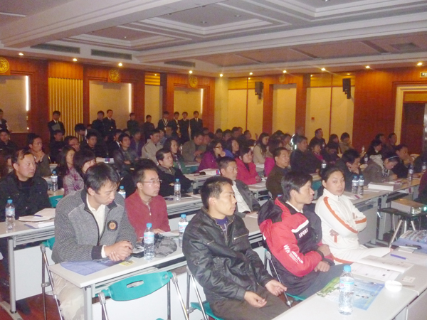 客戶(hù)全神貫注的聽(tīng)講 客戶(hù)全神貫注的聽(tīng)講