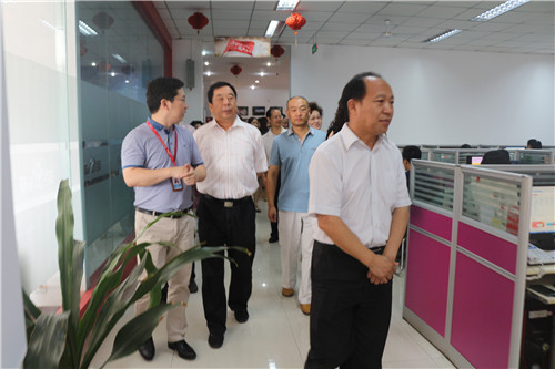 歡迎新鄉(xiāng)市政協(xié)副主席楊書廷、開(kāi)發(fā)區(qū)黨委書記劉慶貴蒞臨青峰網(wǎng)絡(luò)科技有限公司參觀指導(dǎo)