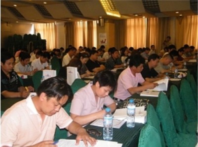 20090619172233客戶認(rèn)真聆聽，并用筆記載著這精彩的內(nèi)容 2